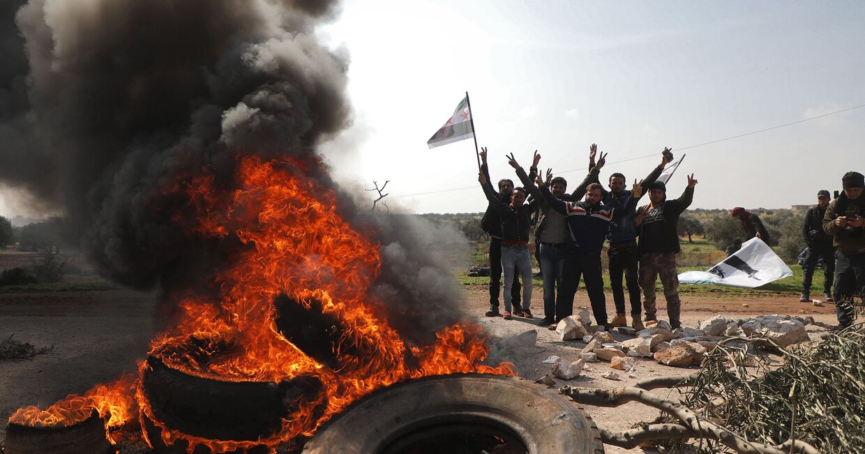 Участники акции протеста в провинции Идлиб, Сирия