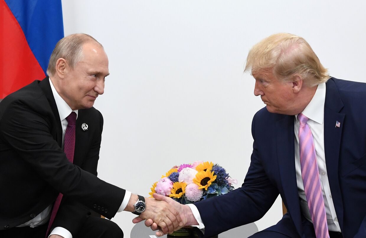 Президент РФ Владимир Путин и президент США Дональд Трамп во время встречи на полях саммита Группы двадцати в Осаке