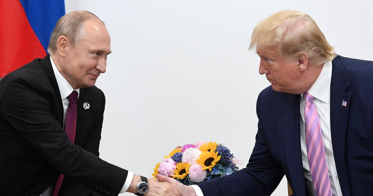 Президент РФ Владимир Путин и президент США Дональд Трамп во время встречи на полях саммита Группы двадцати в Осаке