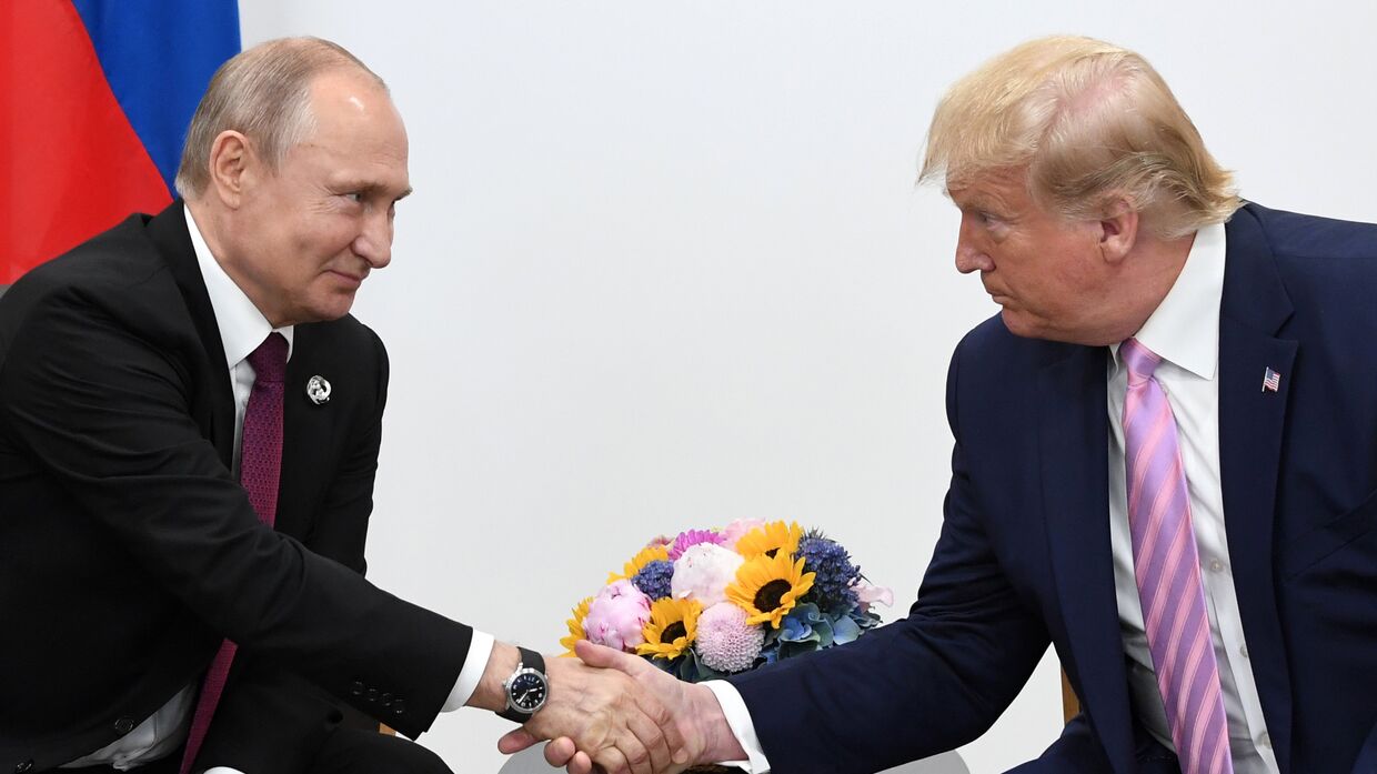 Президент РФ Владимир Путин и президент США Дональд Трамп во время встречи на полях саммита Группы двадцати в Осаке
