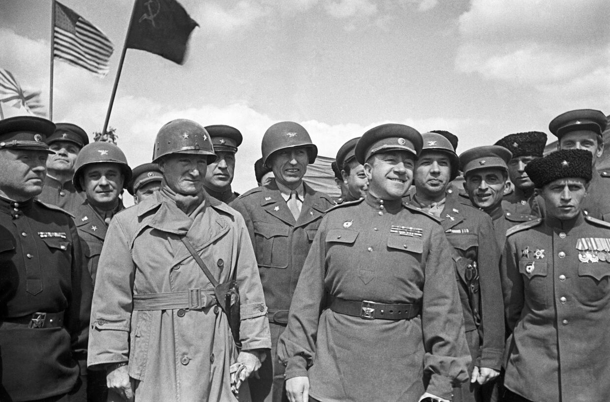 Советские и американские офицеры во время митинга по случаю встречи на Эльбе
