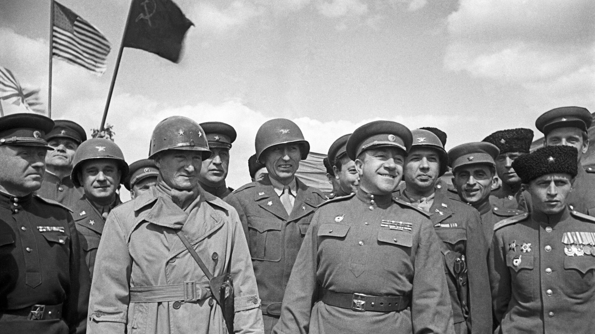 Советские и американские офицеры во время митинга по случаю встречи на Эльбе - ИноСМИ, 1920, 29.04.2020
