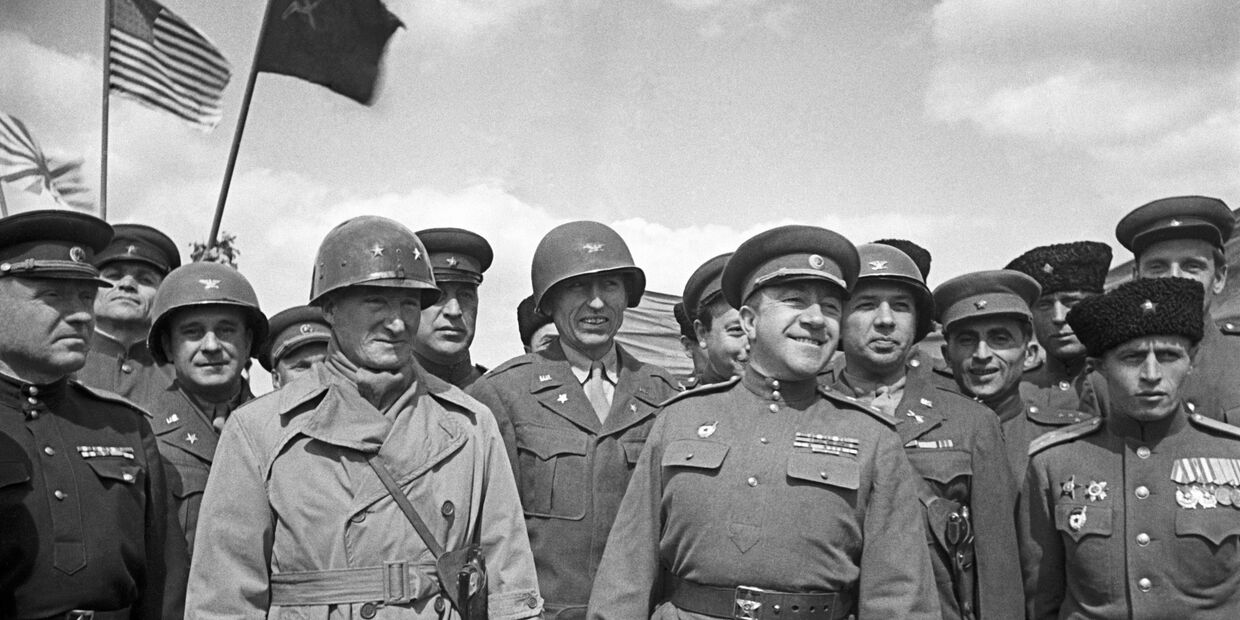 Советские и американские офицеры во время митинга по случаю встречи на Эльбе