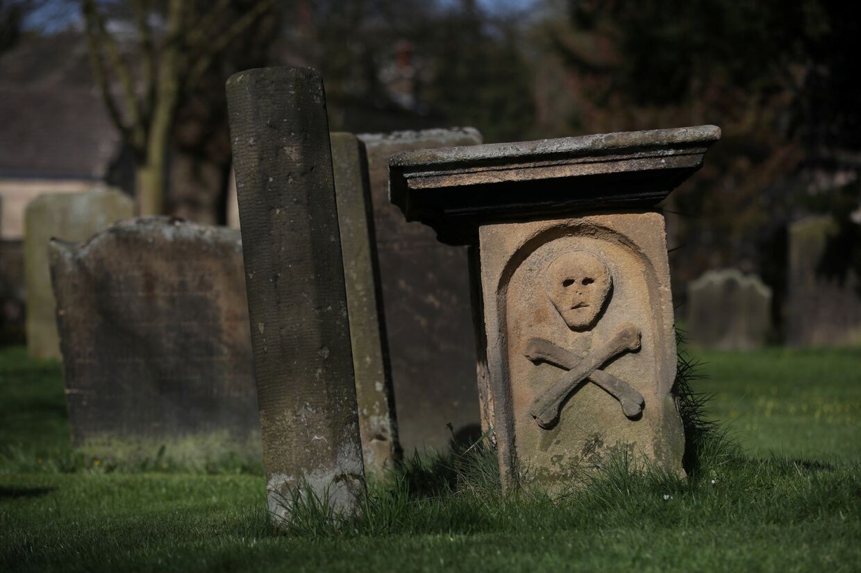 Надгробие в «чумной деревне» Эям, Великобритания
