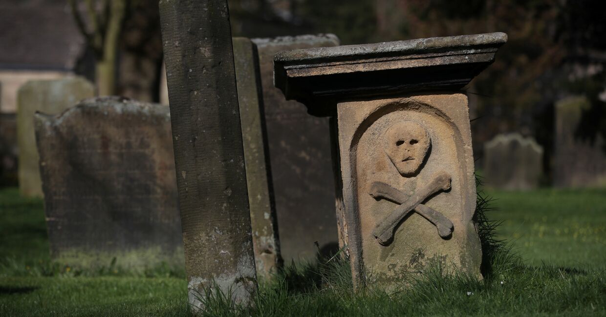 Надгробие в «чумной деревне» Эям, Великобритания