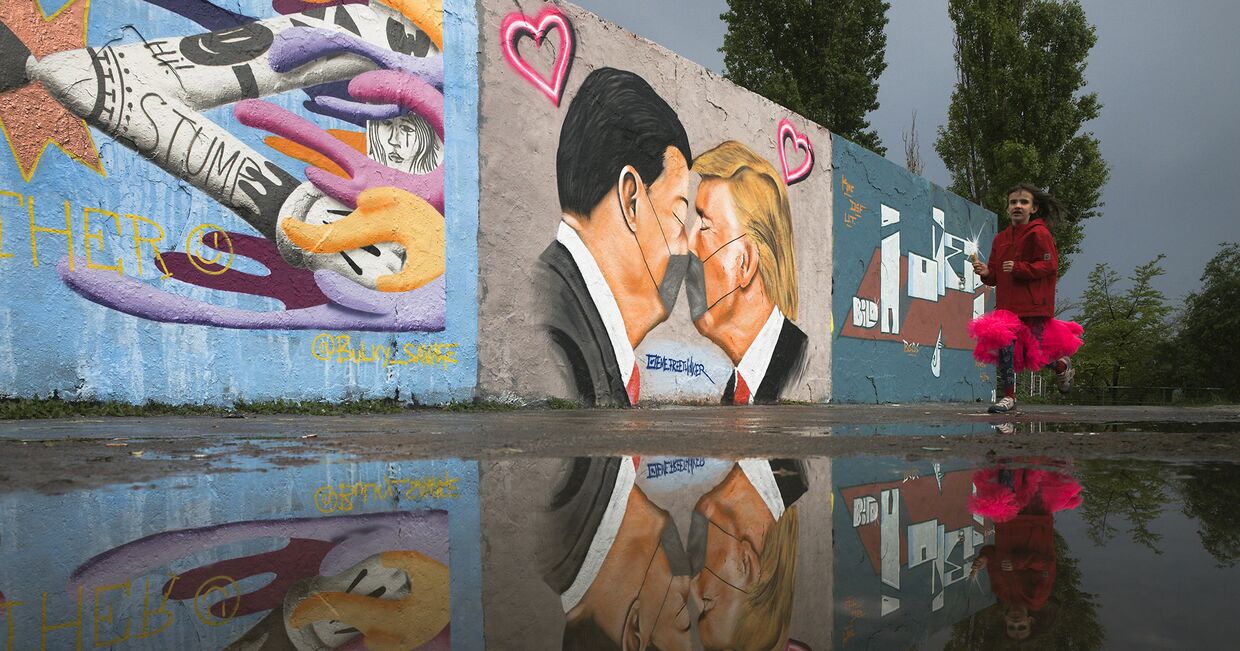 Граффити, изображающее президент США Дональда Трампа и председателя КНР Си Цзиньпина в Берлине, Германия