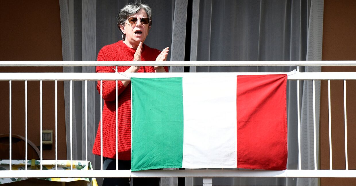 Женщина с итальянским флагом в Милане