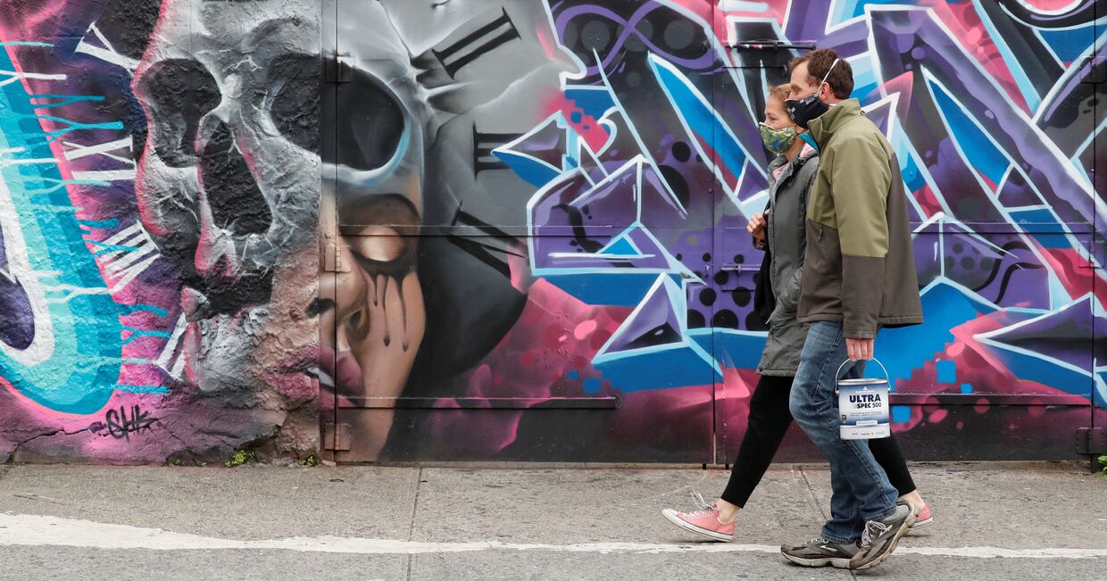 Жители Бруклина идут мимо граффити, посвященного коронавирусу, Нью-Йорк, США