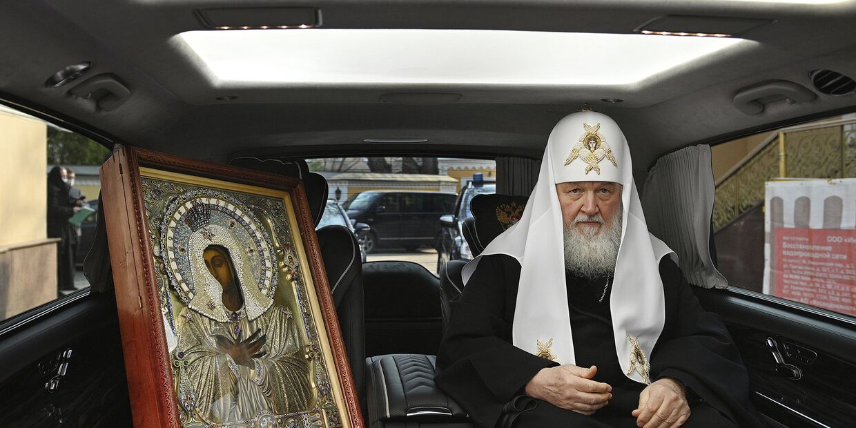 Патриарх Кирилл с иконой Божией Матери в Москве