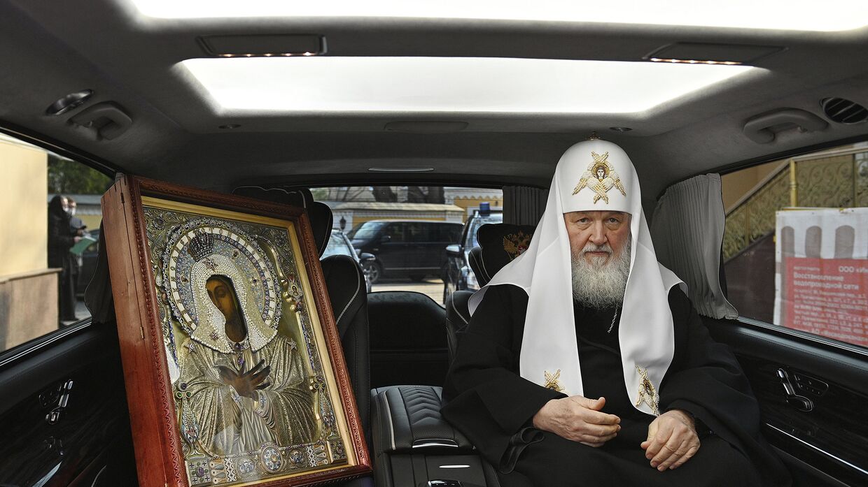 Патриарх Кирилл на майбахе