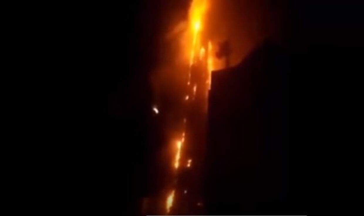 В ОАЭ сгорел небоскреб