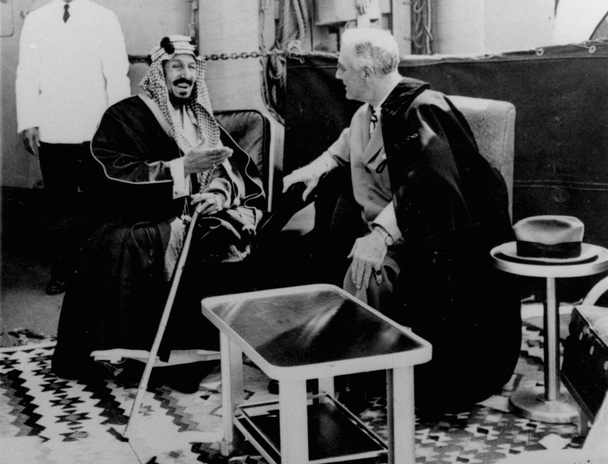 Президент США Франклин Рузвельт и король Саудовской Аравии Абдулазиз ибн Сауд, 1945