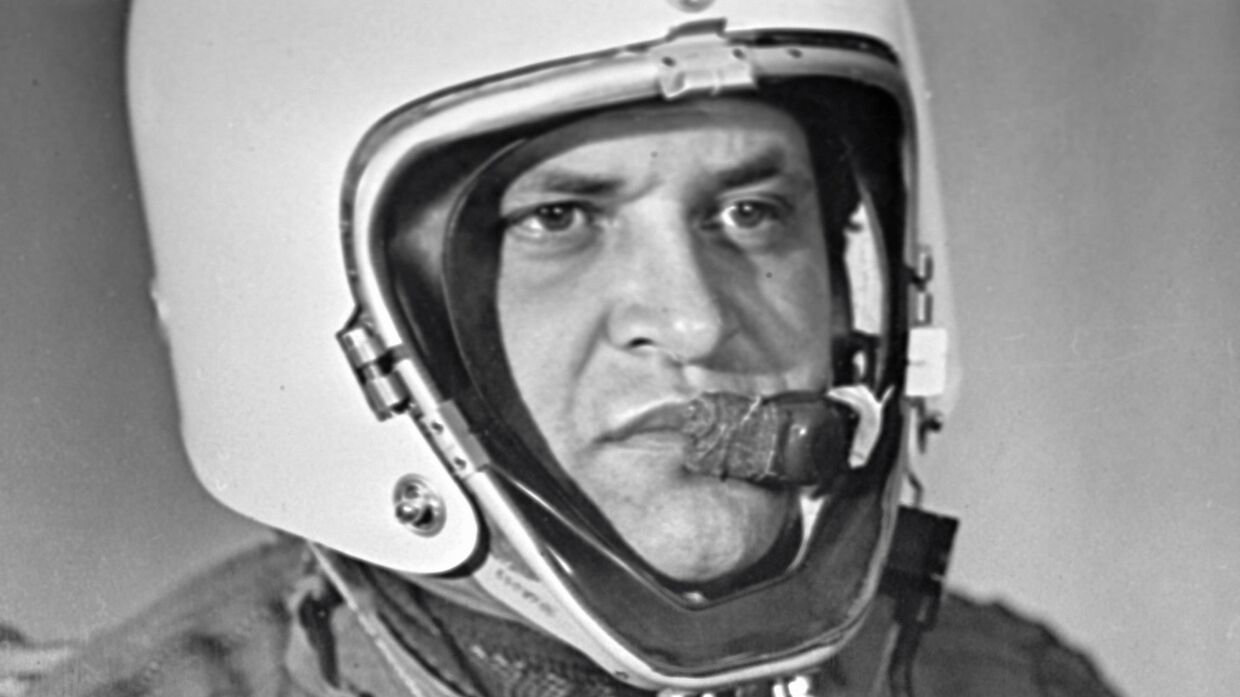 Фрэнсис Гэри Пауэрс в специальной экипировке для длительных полетов в стратосфере - американский шпион, чей самолет-разведчик Локхид У-2 был сбит советской зенитной ракетой под Свердловском.