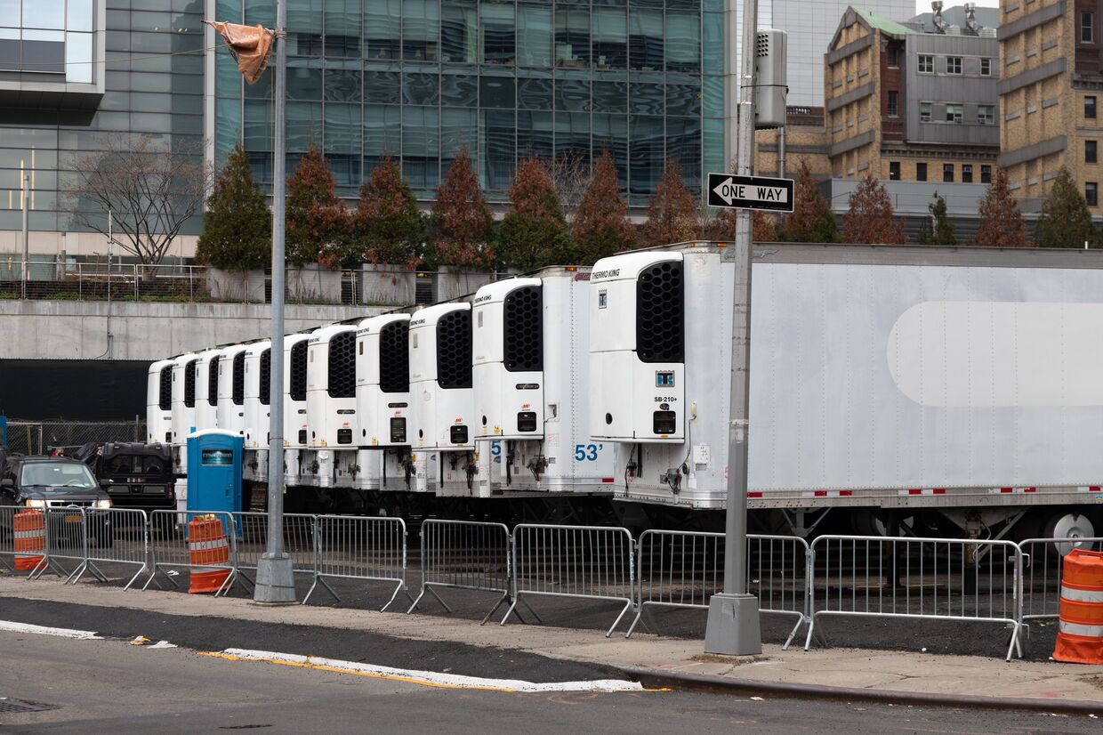 На улицах Нью-Йорка в условиях пандемии установлены грузовики-рефрижераторы для тел погибших