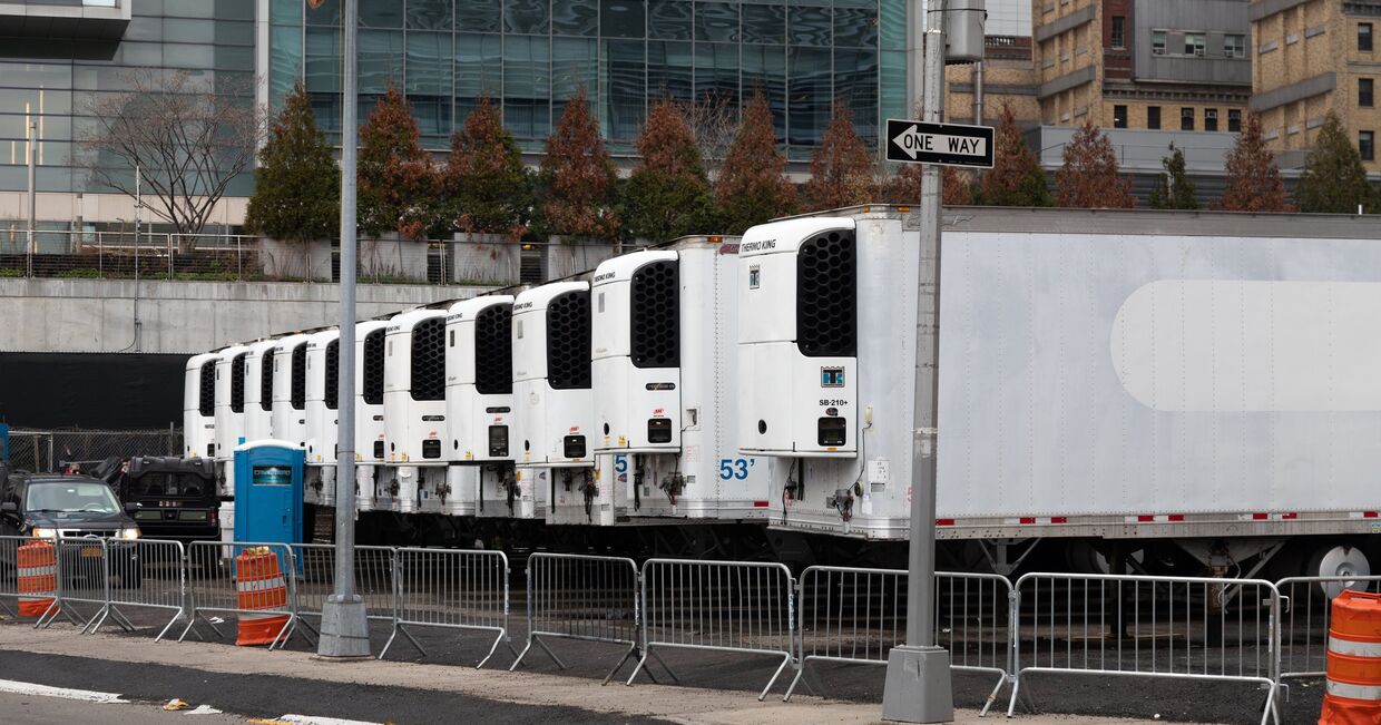 На улицах Нью-Йорка в условиях пандемии установлены грузовики-рефрижераторы для тел погибших