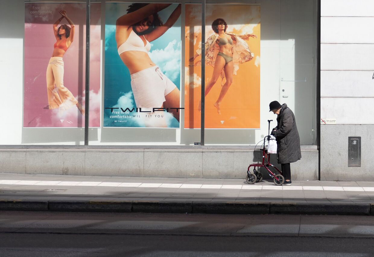 20 апреля 2020. Пожилая женщина с ходунками на улице Стокгольма, Швеция