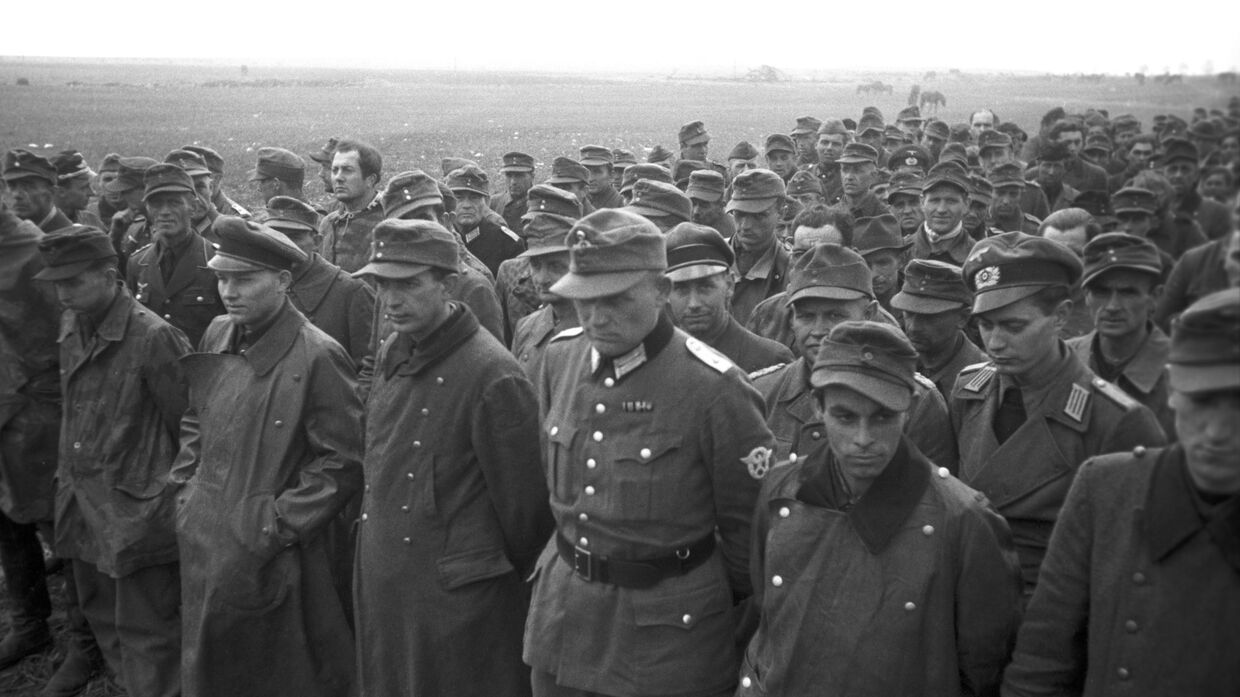 Пленные немецкие солдаты и офицеры.