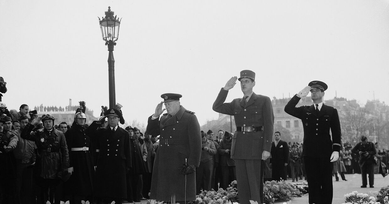 Премьер-министр Великобритании Уинстон Черчилль и  генерал Шарль де Голль у Триумфальной арки в Париже, 1944