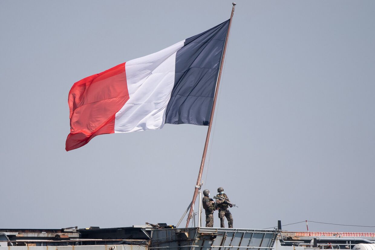 Солдаты французского военно-морского флота борту французского авианосца Шарль де Голль в порту Тулона