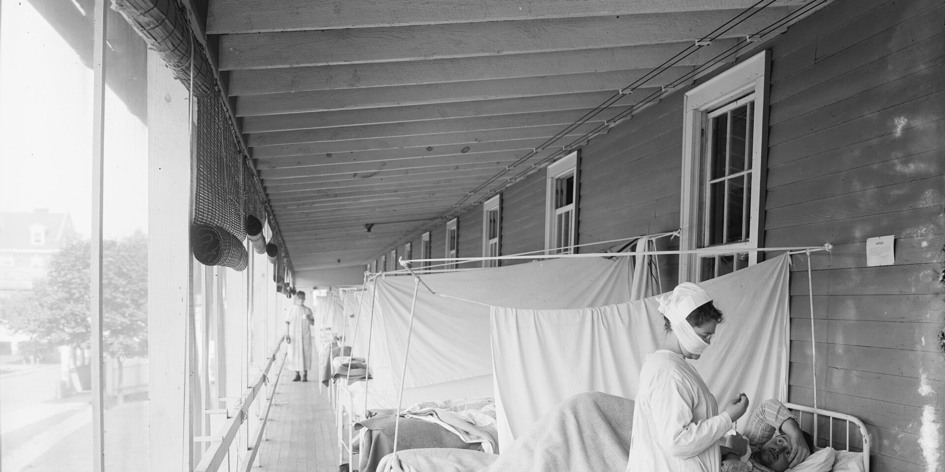 Медсестра ухаживает за пациентом во время эпидемии испанки, 1918-1919 - ИноСМИ, 1920, 16.01.2022