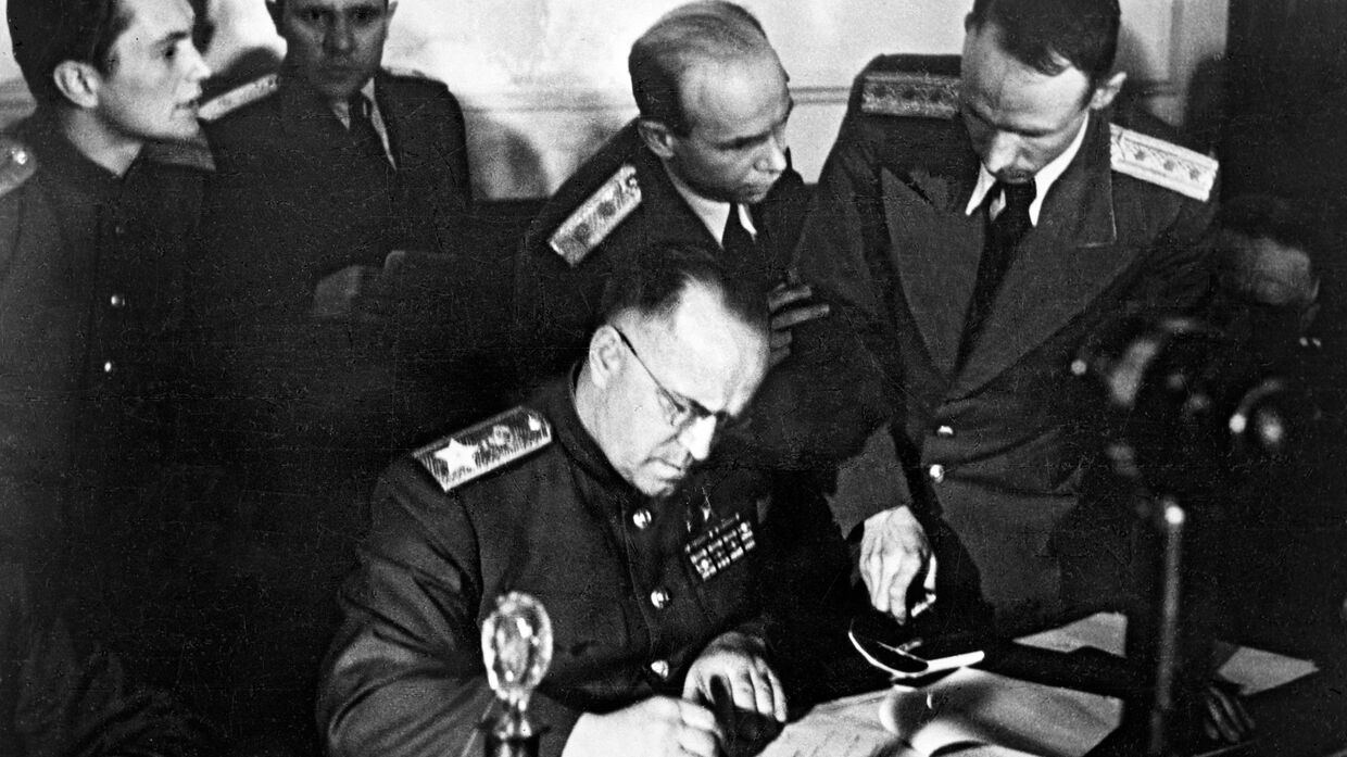 Г.К.Жуков подписывает Акт о безоговорочной капитуляции Германии