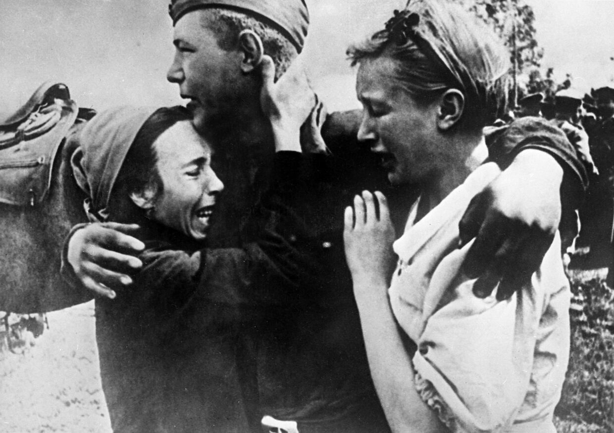 Рядовой Широбоков встретил своих сестер, спасшихся от смерти