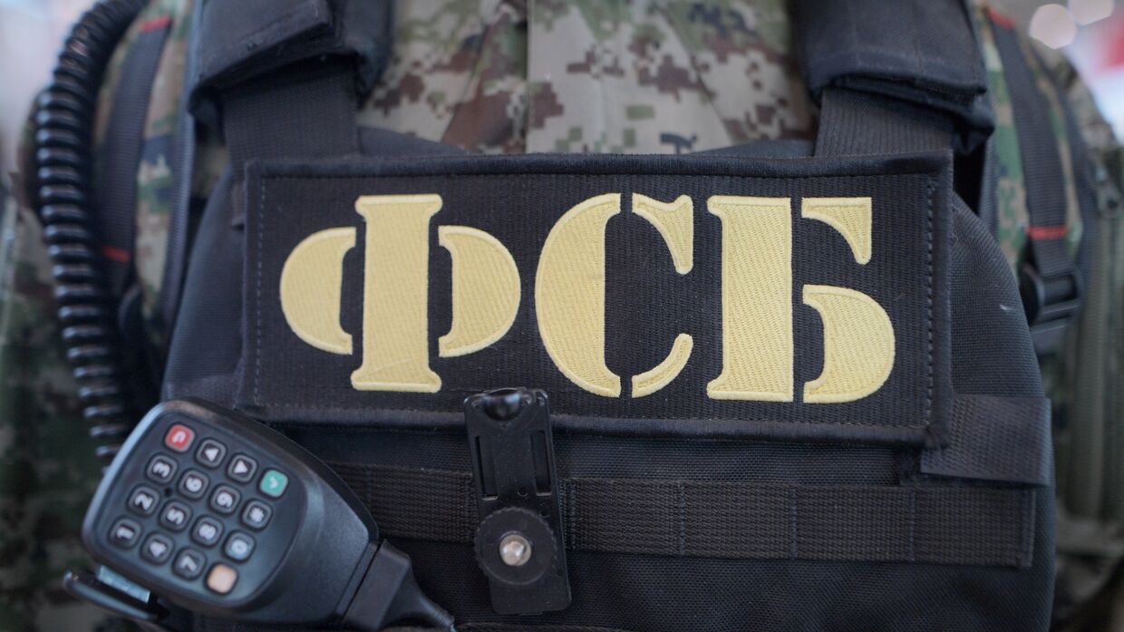 Бронежилет и рация сотрудника ФСБ РФ