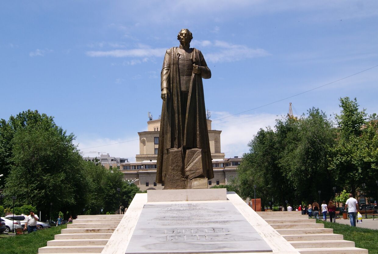 Памятник Нжде в центре Еревана