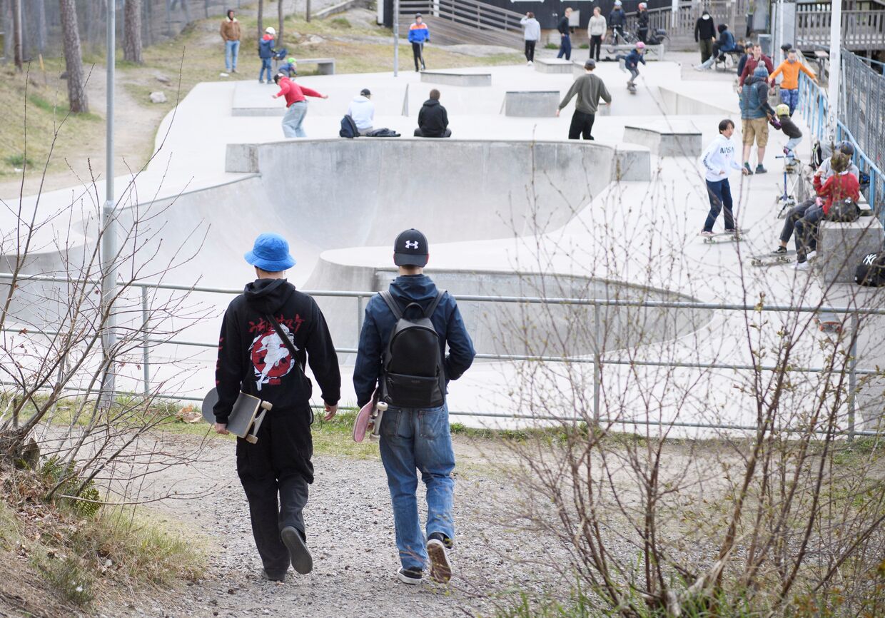 Скейтбордисты в парке во время вспышки коронавируса, Стокгольм, Швеция
