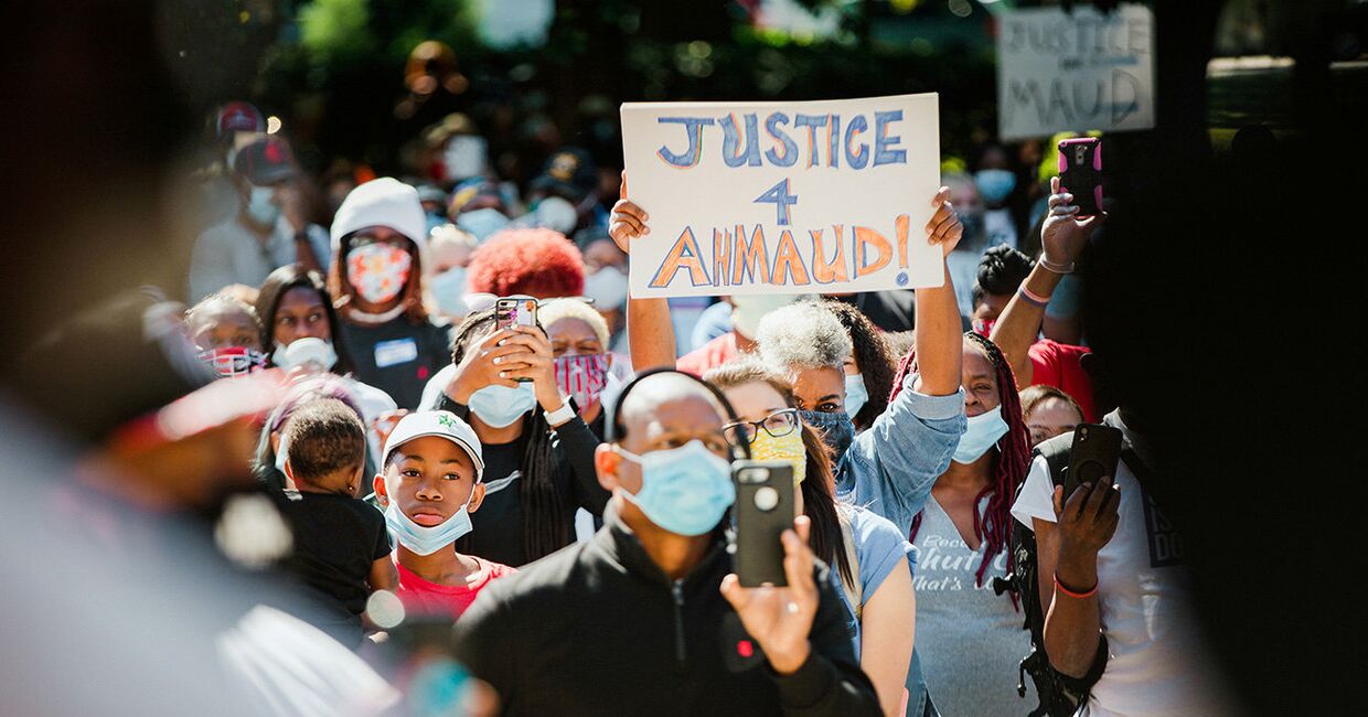 Участники акции протеста против убийства Ахмода Арбери в Брунсвике, штат Джорджия, США.