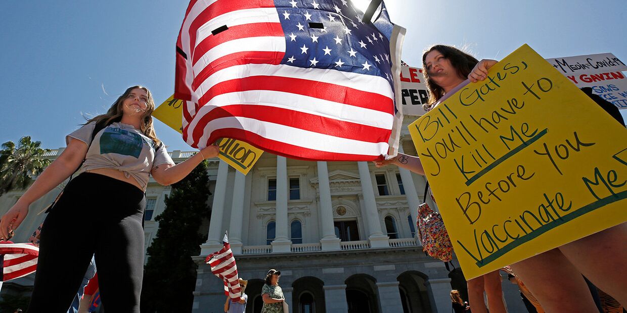 Участники акции протеста против самоизоляции в Сакраменто, штат Калифорния, США