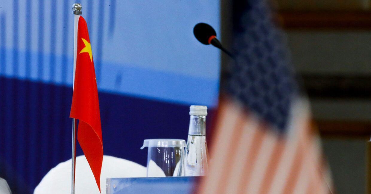 Национальные флаги Китая и США во время конференции