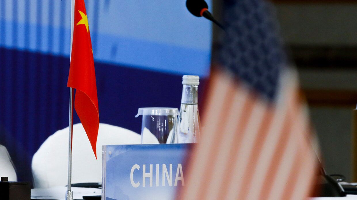 Национальные флаги Китая и США во время конференции
