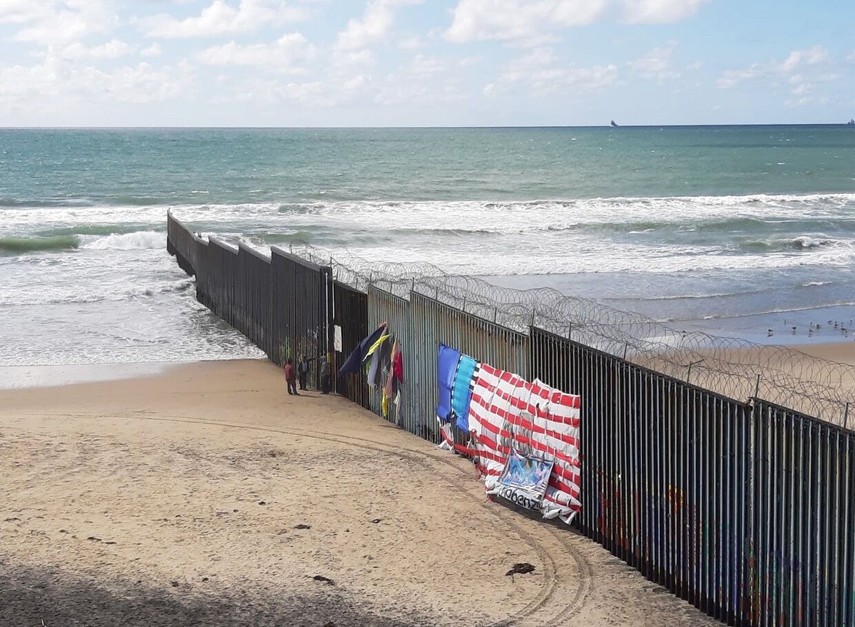 Пограничная стена США со стороны мексиканского города Тихуаны