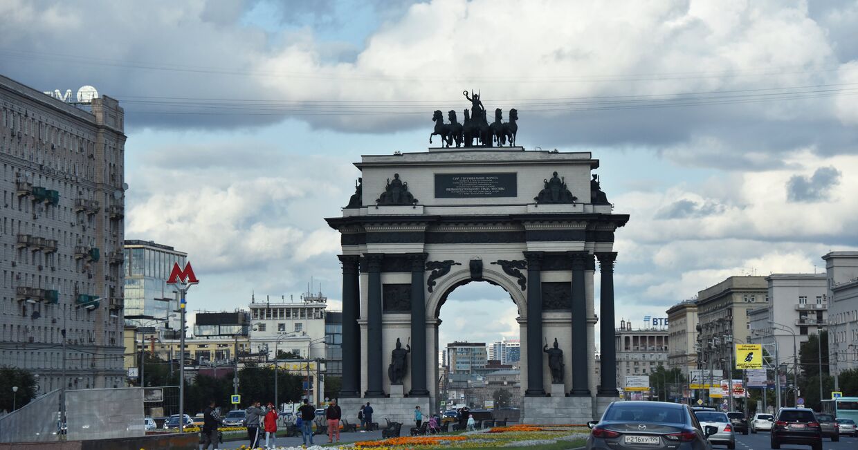 Московские Триумфальные ворота (Триумфальная арка) на площади Победы в Москве.