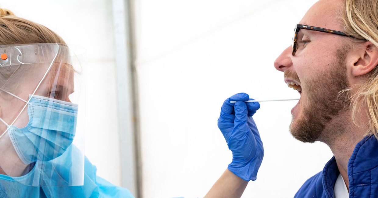 Медик берет анализ на коронавирус у мужчины в больнице Лунда, Швеция