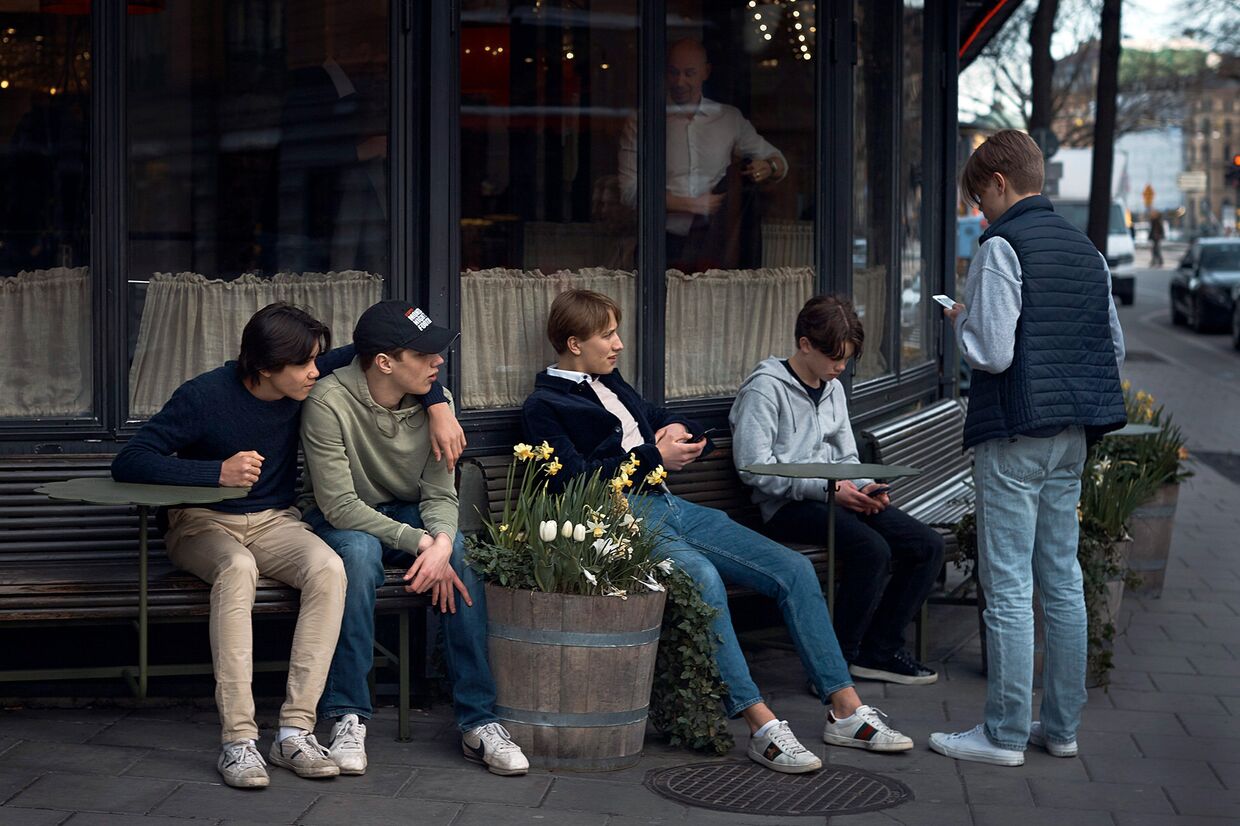 Молодежь возле ресторана в Стокгольме, Швеция