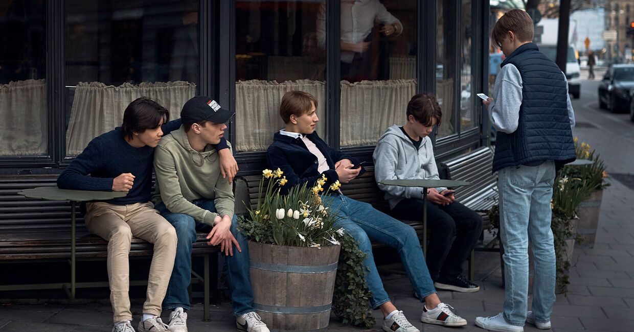 Молодежь возле ресторана в Стокгольме, Швеция