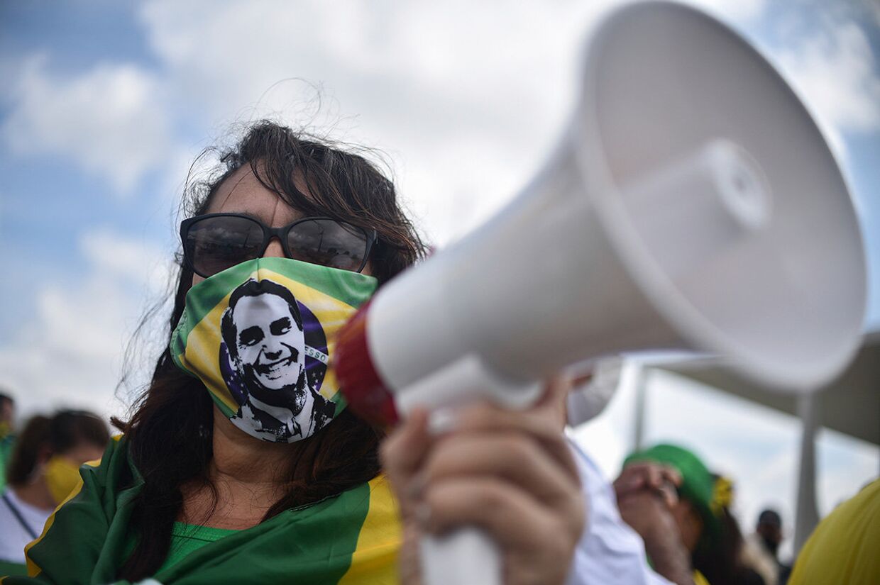 Сторонники президента Бразилии Жаира Больсонаро во время акции протеста в Бразилиа