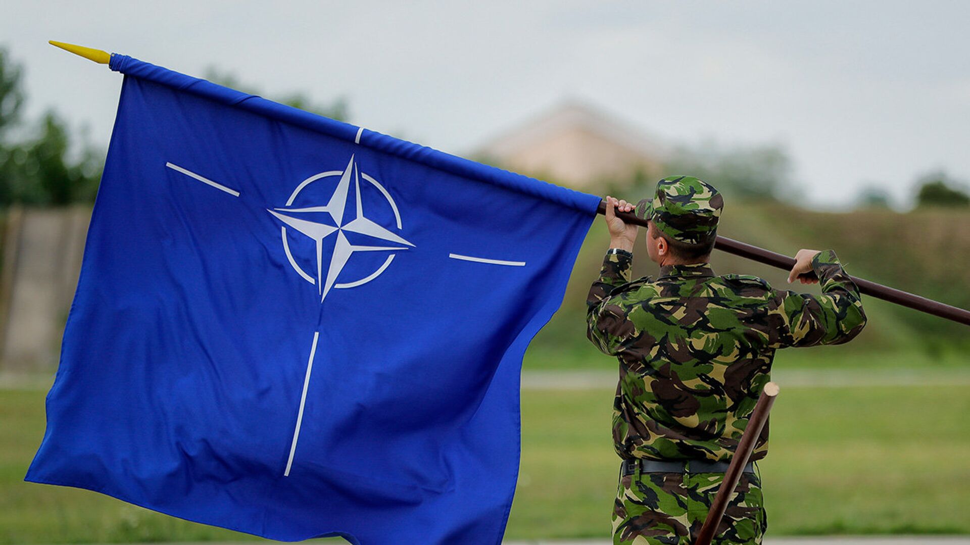 Служить в нато. Североатлантический Альянс НАТО флаг. Флаг НАТО 2022. Украина РФ НАТО флаг. Прапор НАТО.