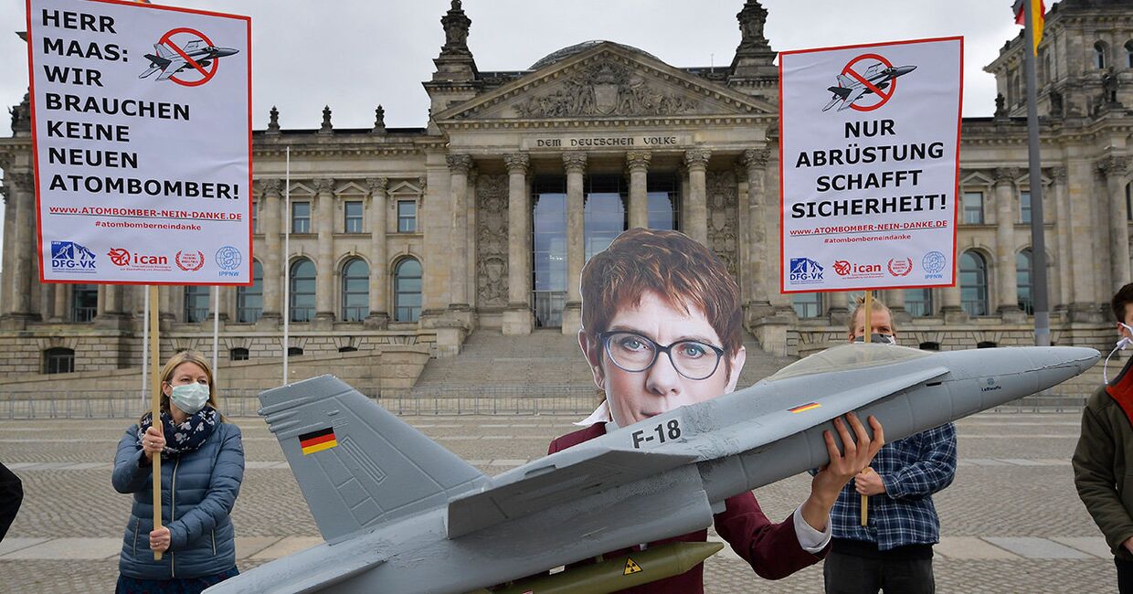 Участник анти-ядерной акции протеста в маске министра обороны Германии Аннегрет Крамп-Карренбауэр в Берлине