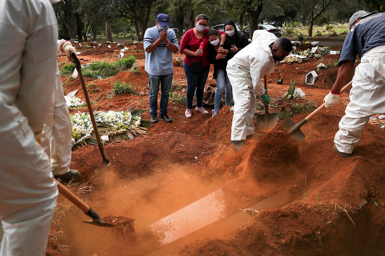 Похороны, умершего от коронавируса на кладбище в Сан-Паулу, Бразилия