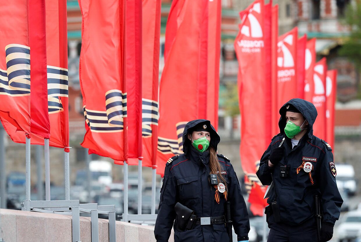 Сотрудники полиции патрулируют улицы во время празднования Дня Победы в Москве