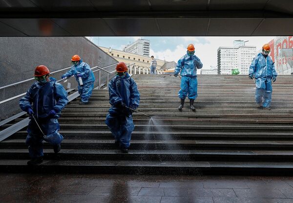 Дезинфекция подземного перехода в центре Москвы