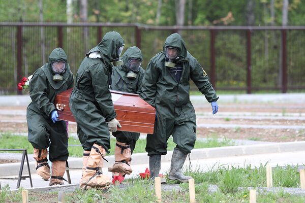Похороны умершего от коронавируса на кладбище на окраине Москвы