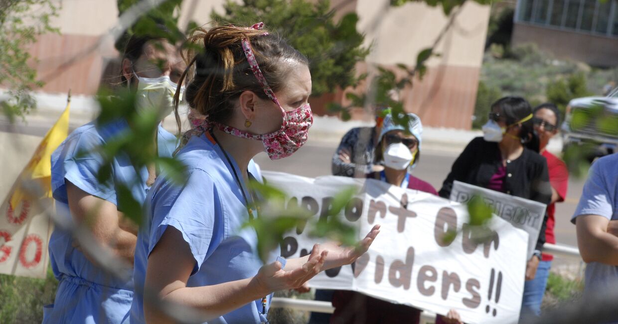 Медицинский персонал во время акции протеста в Гэллапе, штат Нью-Йорк, США