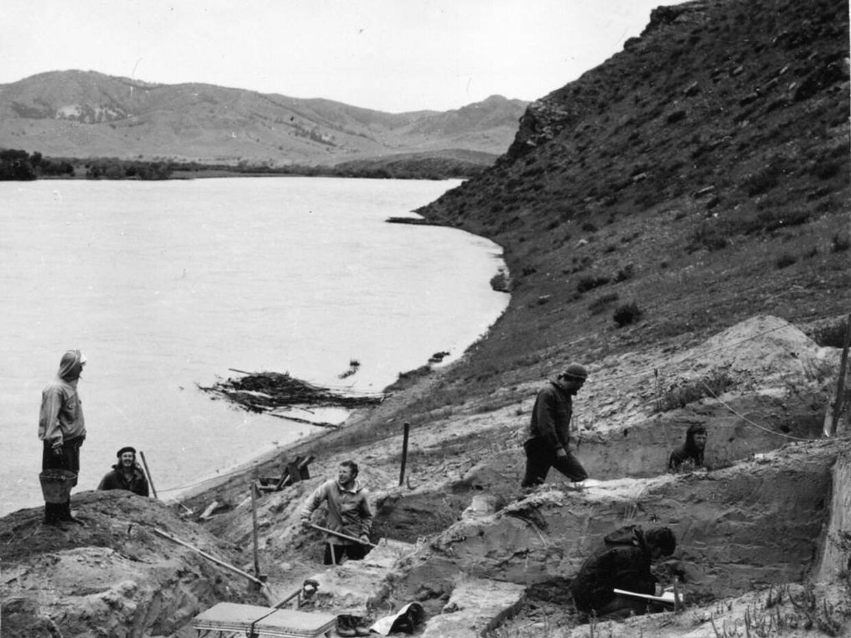 Раскопки на участке Усть-Кяхта-3 в Республике Бурятия в 1976 году