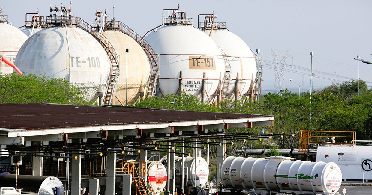 Нефтеперерабатывающий завод нефтяной компании Pemex в Кадерейте, Мексика