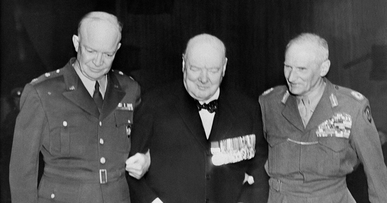 Американский генерал Дуайт Эйзенхауэр, премьер-министр Великобритании Уинстон Черчилль и британский фельдмаршал Бернард Монтгомери