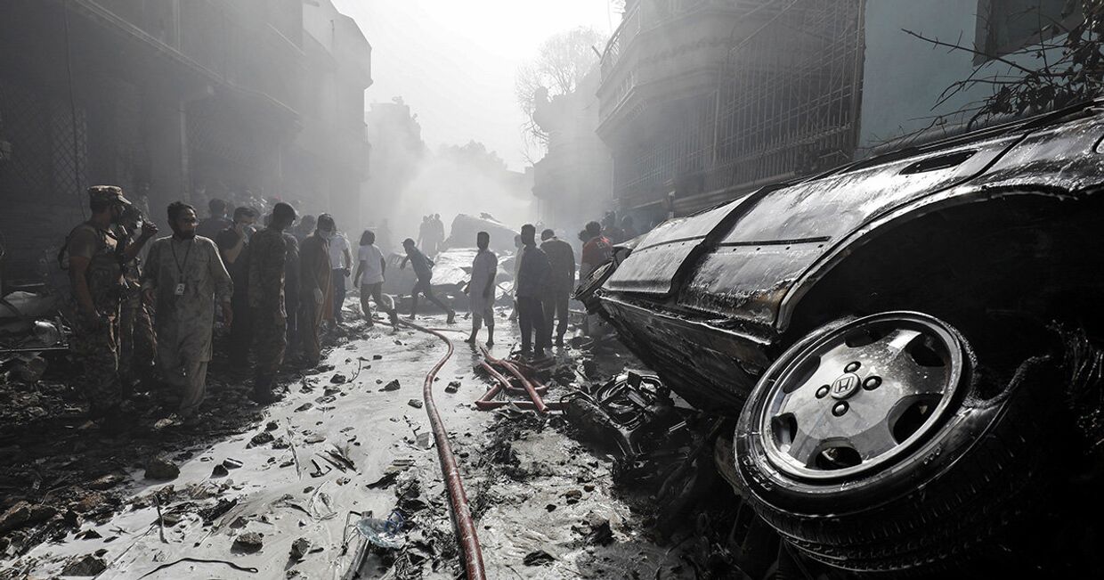 Спасатели на месте крушения пассажирского самолета в пакистанском городе Карачи